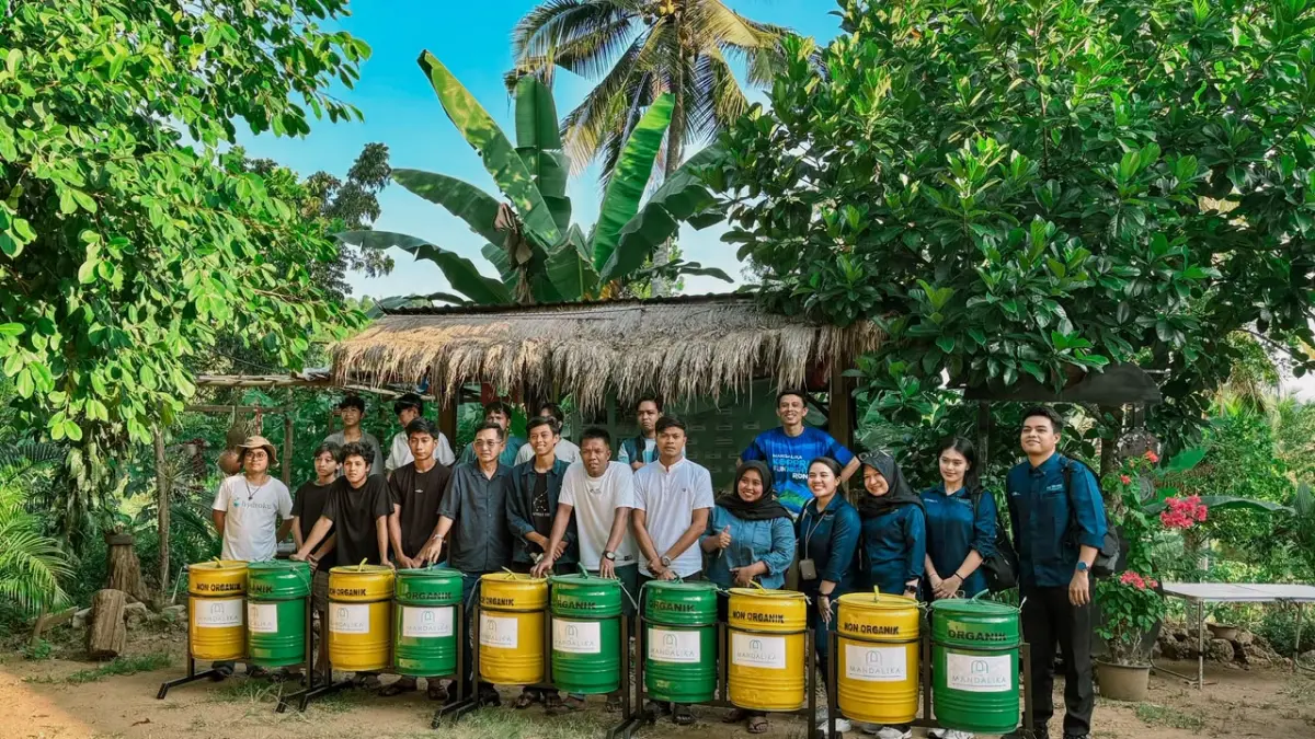 ITDC menyerahkan bantuan sarana dan prasarana berupa sepuluh unit tempat sampah kepada Pokdarwis Monkey Cave Desa Prabu usai workshop. (Dewi/Lombok Post) 