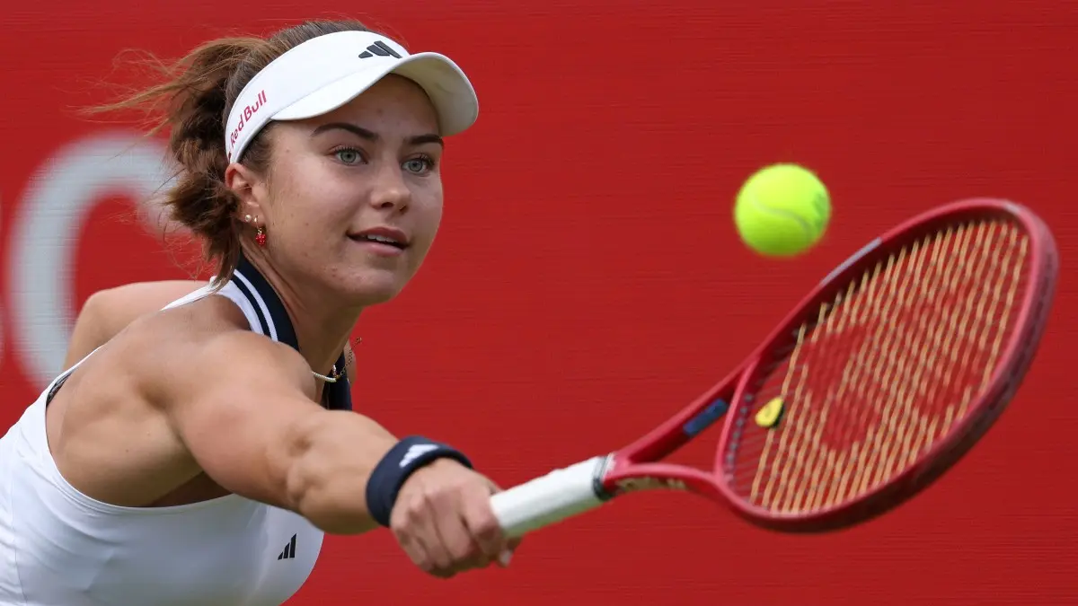 Iva Jovic kalahkan Amanda Anisimova di Queen’s Club 2026 dan lolos ke semifinal. Remaja AS itu makin dekat ke final WTA. (Foto AFP)