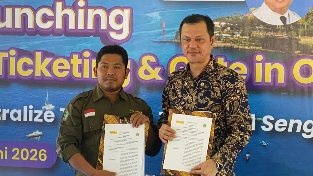 JALIN MOU: Kepala Desa Sedau Amir Syarafudin (kiri) saat menjalin MoU dengan pihak Easy Book, Kamis (11/6). (Toni/Lombok Post)