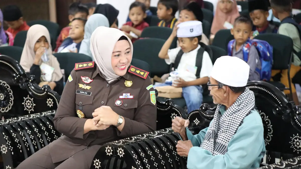 Kepala Kejari Loteng Putri Ayu Wulandari berbincang dengan pimpinan Yayasan Ponpes Nurul Wathan Remajun, Desa Pengembur, Pujut, Jumat (12/6). 