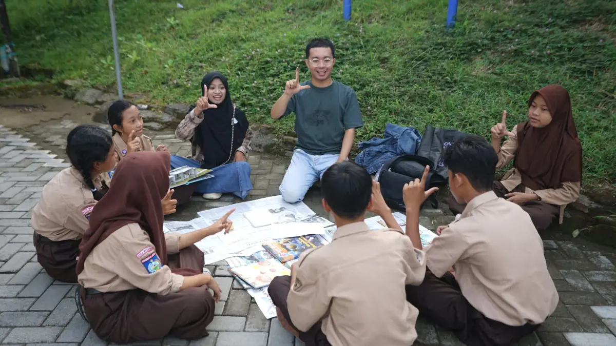 LITERASI: Siswa SMPN 16 Mataram memanfaatkan halaman sekolah untuk kegiatan literasi, belum lama ini.