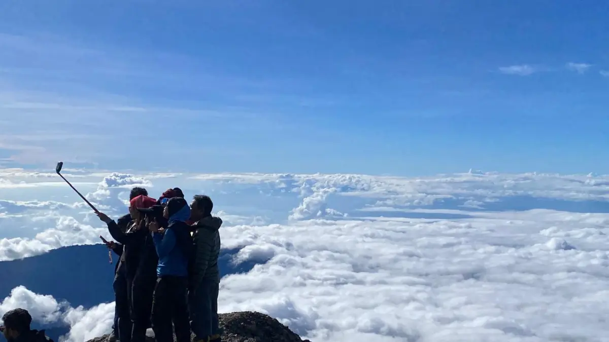 NEGERI AWAN: Sejumlah pendaki berfoto saat tiba di area Summit Rinjani Bulan Mei lalu. (Toni/Lombok Post)