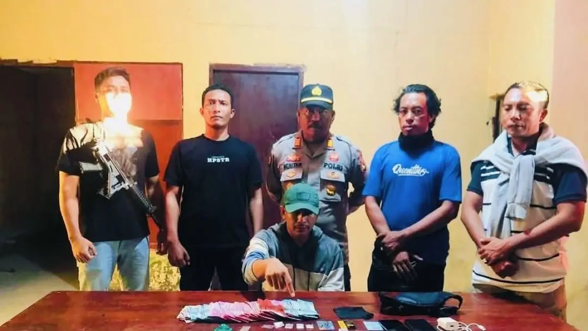 Oknum polisi HF diamankan bersama barang bukti di Polres Bima, beberapa hari lalu.