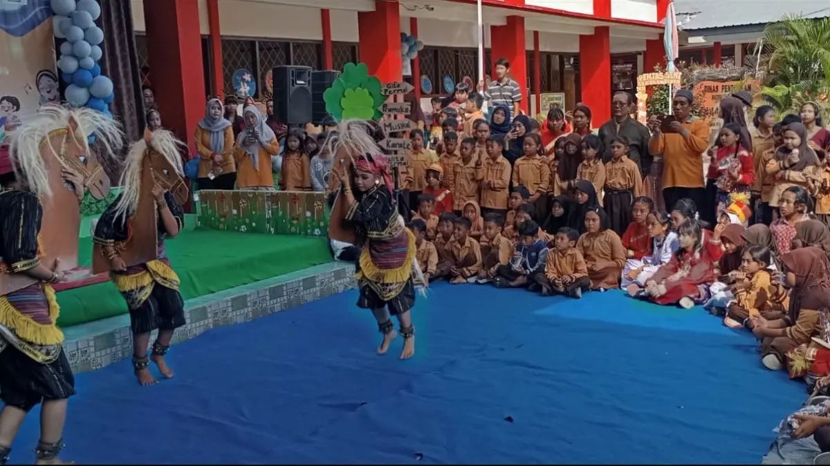 PENTAS SENI: Murid SDN 44 Ampenan menampilkan tari Jaran Girang yang dibawakan pada ajang FLS3N tingkat kota pada pentas seni di halaman sekolah setempat, Kamis (11/6).