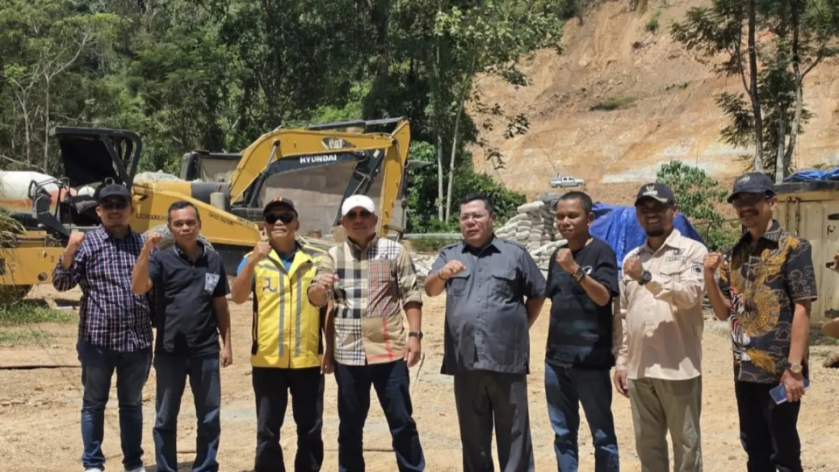 Rombongan Komisi IV DPRD NTB saat sidak ke proyek jalan Lunyuk-Lenangguar, Kabupaten Sumbawa, 16 April lalu. Hingga kini proyek tahun anggaran 2025 senilai Rp 19 miliar itu belum selesai.