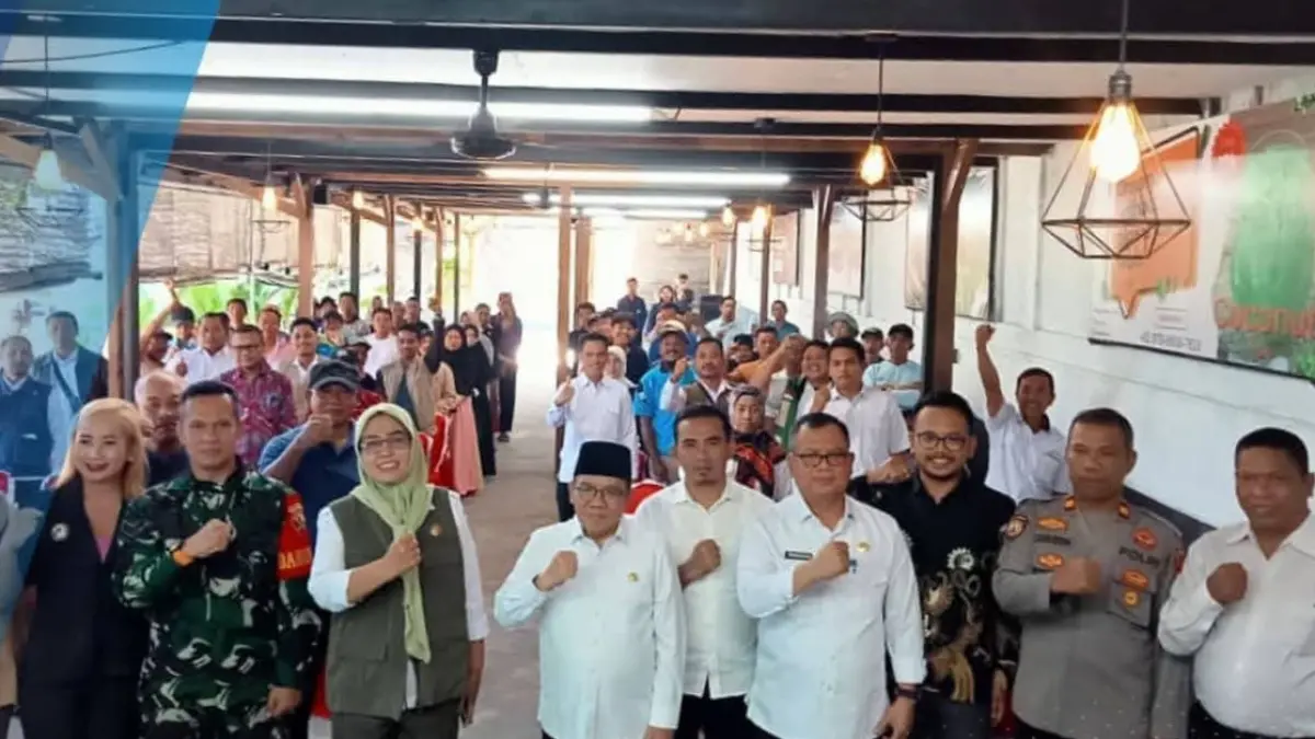 SISTEM DIGITAL: Bupati KLU Najmul Akhyar (empat dari kiri), usai meluncurkan aplikasi SIDEWI.