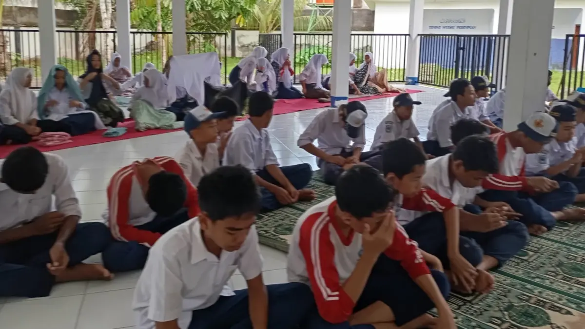 TAUSIAH: Siswa SMPN 22 Mataram mendengarkan tausiah usai salat duhur di musala sekolah setempat, belum lama ini.