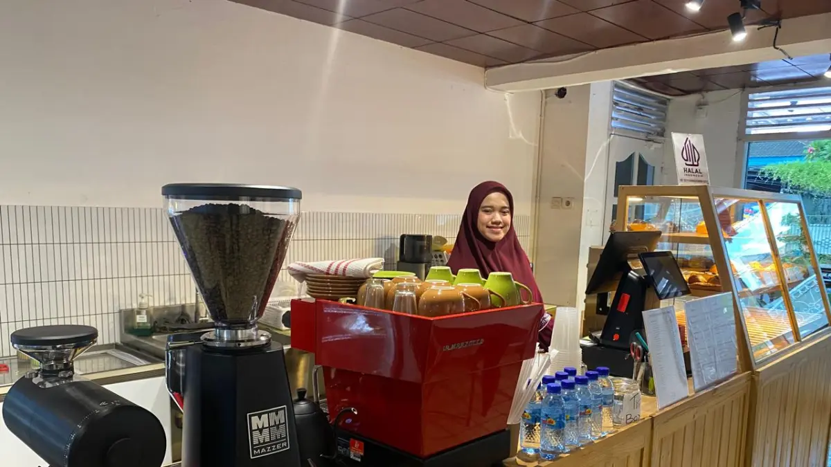 TEMPAT NGOPI ASIK: Nadia, salah satu pegawai Waroeng Snoepen Jalan Bung Hatta, Mataram, saat menunjukkan sejumlah menu pastry andalan yang menjadi buruan para pencinta kuliner di Kota Mataram dan sekitarnya.

&nbsp;