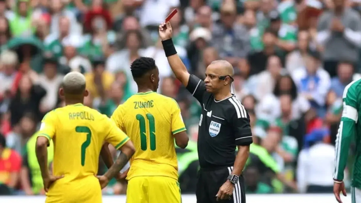 Tiga kartu merah dikeluarkan dalam laga pembuka Piala Dunia 2026 antara Meksiko versus Afrika Selatan. (Istimewa)