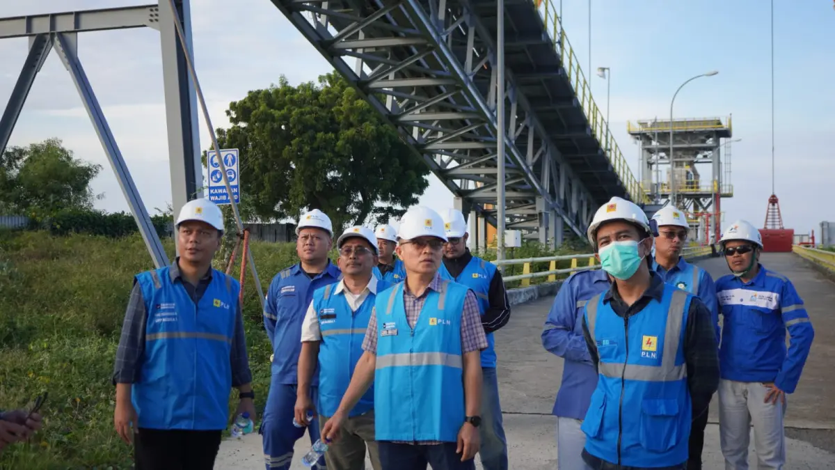 TINJAU: GM PLN UIP Nusa Tenggara saat meninjau progres pembangunan PLTU FTP-2 Lombok di Kecamatan Sambelia.