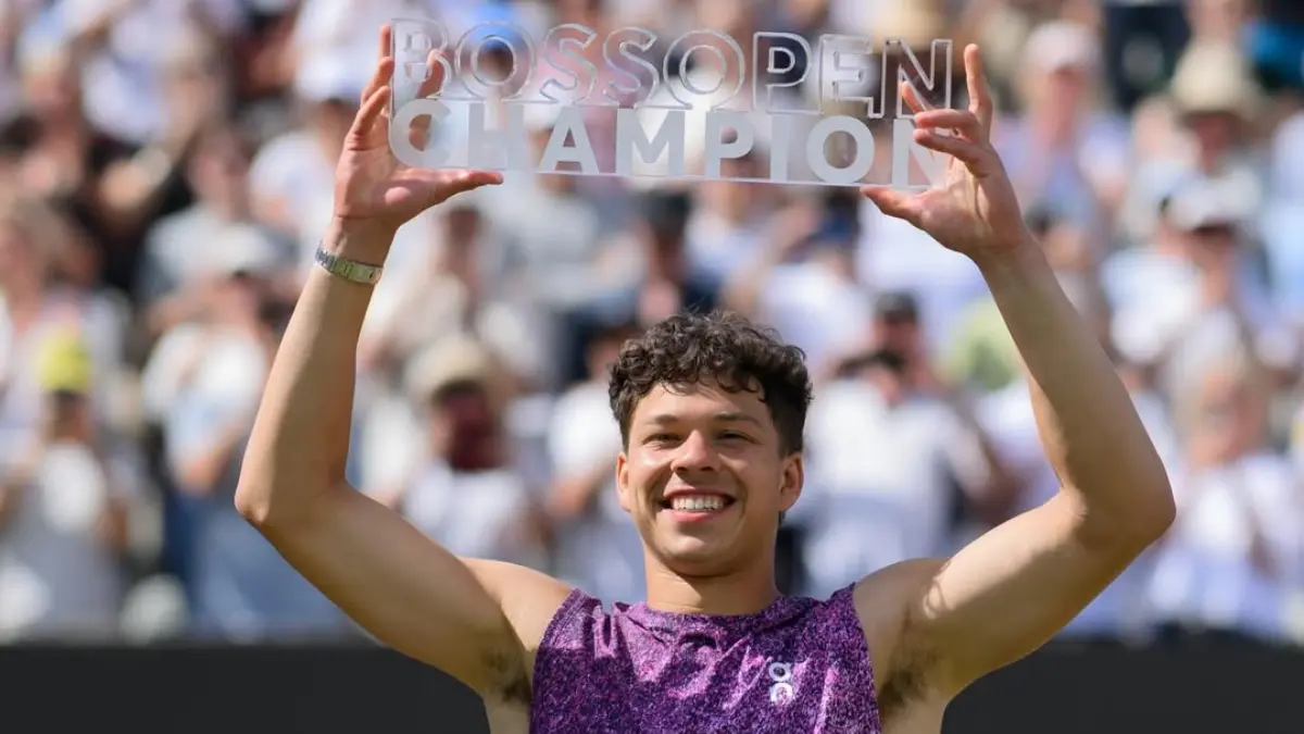 Ben Shelton juara Stuttgart 2026 usai mengalahkan Taylor Fritz. Petenis AS meraih gelar pertama di lapangan rumput jelang Wimbledon. (Instagram ATP)