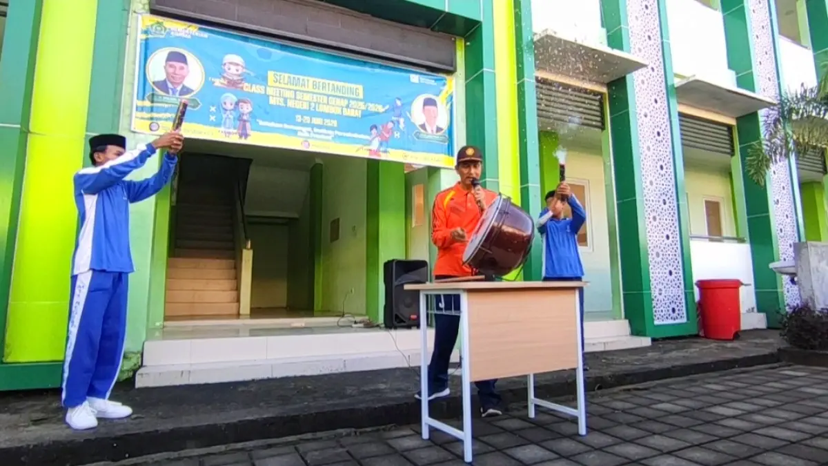 CLASS MEETING: Kepala MTsN 2 Lombok Barat Abdul Azis Faradi membuka kegiatan Class Meeting Semester Genap Tahun Pelajaran 2025/2026 yang diawali dengan jalan sehat, Sabtu (13/6).