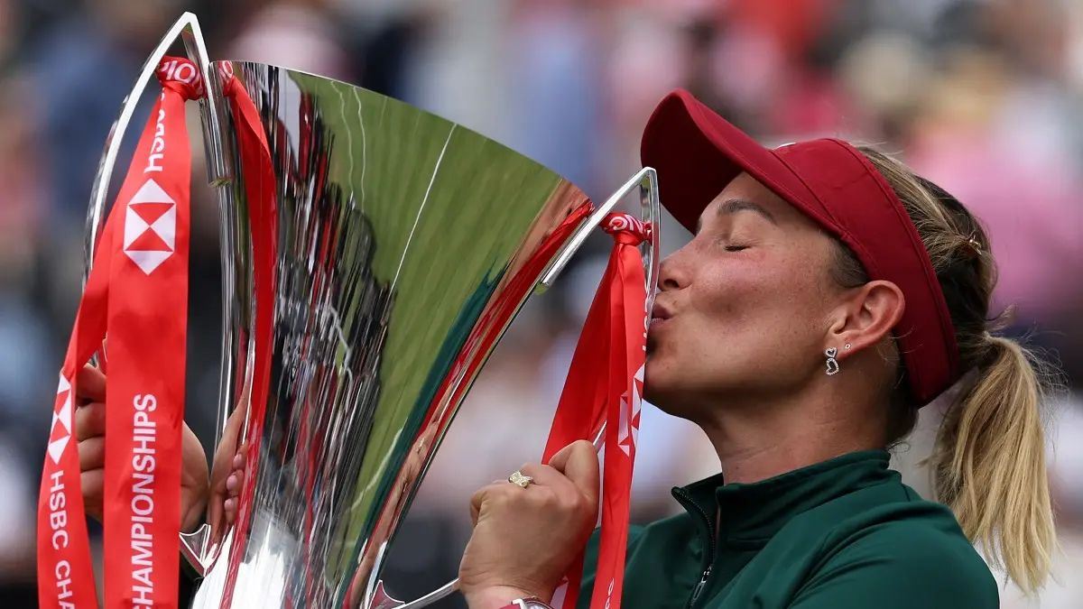 Donna Vekic juara Queen’s 2026 usai mengalahkan Emma Raducanu. Lucky loser pertama yang menjuarai turnamen level WTA 500. (Photo AFP)