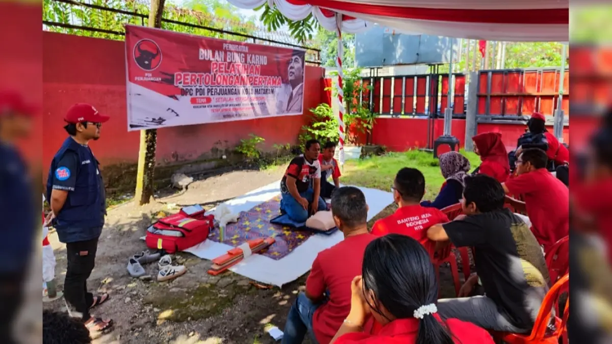 Kader PDI Perjuangan Kota Mataram mendapat pelatihan kesehatan berupa pertolongan pertama pada serangan jantung. 