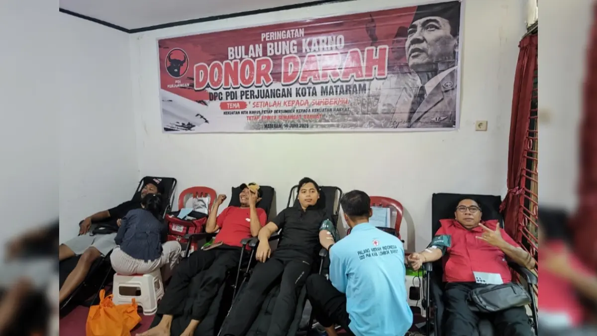 Ketua DPC PDI Perjuangan Kota Mataram I Gede Wiska (paling kanan) beserta kader partai sedang donor darah dalam rangkaian peringatan Bulan Bung Karno, Minggu (14/6).