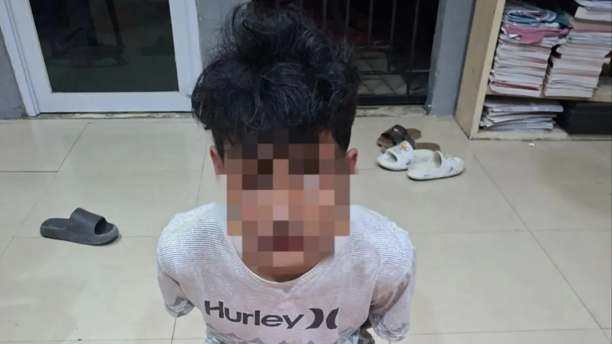 LN, warga Kecamatan Selaparang ditangkap di pinggir jalan kawasan Lingkungan Ketejer, Kecamatan Praya, karena diduga menguasai dan mengedarkan narkotika jenis ganja, Sabtu (13/6).