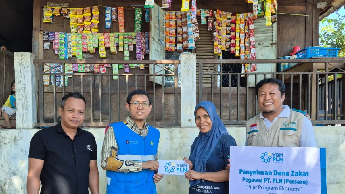 Penyaluran bantuan modal usaha kepada salah satu pelaku UMKM.