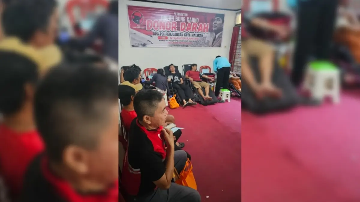 Suasana kader dan warga yang ikut terlibat donor darah di kantor DPC PDI Perjuangan Kota Mataram. 