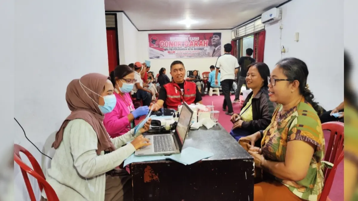 Warga yang akan melakukan donor darah di kantor DPC PDI Perjuangan Kota Mataram di cek kesehatan terlebih dahulu. 