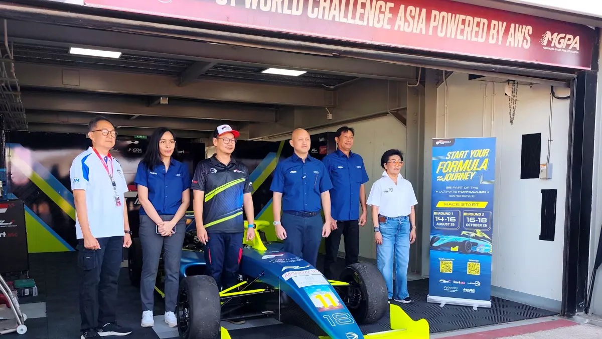 Direktur Utama MGPA Ananda Mikola (tiga kanan) berfoto bersama CEO Formula Indonesia Michael Indrajaja (tiga kiri) usai penandatanganan kerja sama ajang Formula Indonesia yang akan digelar tahun ini di Sirkuit Internasional Mandalika, Desa Kuta, Pujut, Loteng, Minggu (14/6). (Dewi/Lombok Post) 