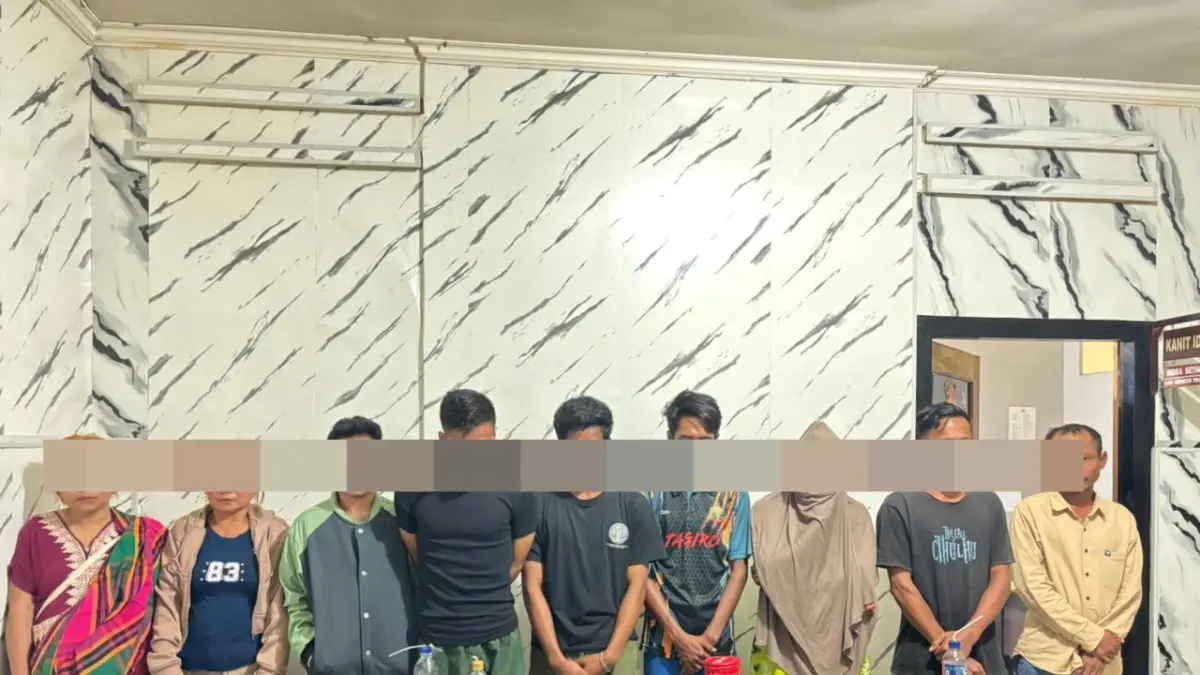 Anggota Satresnarkoba Polres Bima Kota mengamankan sembilan orang dalam penggerebekan di Kelurahan Kumbe, Kecamatan Rasanae Timur, Sabtu (13/6).