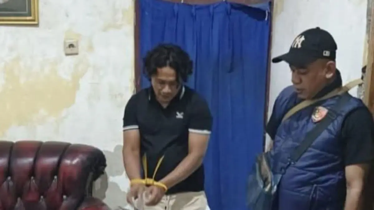 Anggota Satresnarkoba Polres Dompu Bripka HS diborgol saat penggerebekan di rumahnya di Desa Sandue, Kecamatan Sanggar, Kabupaten Bima,, beberapa hari lalu.