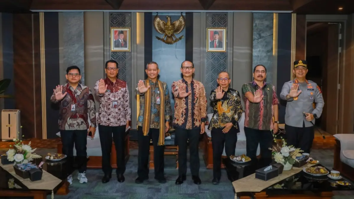 ANTIRASUAH: Wakil Ketua KPK Ibnu Basuki Widodo, Wali Kota Mataram Mohan Roliskana, beserta jajaran Forkopimda menegaskan komitmen lawan korupsi. (DOK. KOMINFO)
