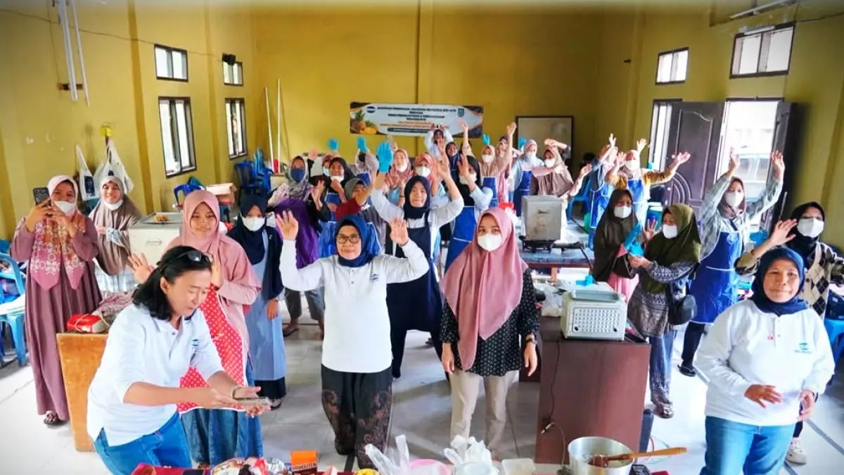 ANTUSIAS: Puluhan pelaku IKM olahan pangan Lombok Timur mengikuti pelatihan pengolahan pangan berbasis komoditas lokal, Kamis-Sabtu (11-13/6). (IST/LOMBOK POST)