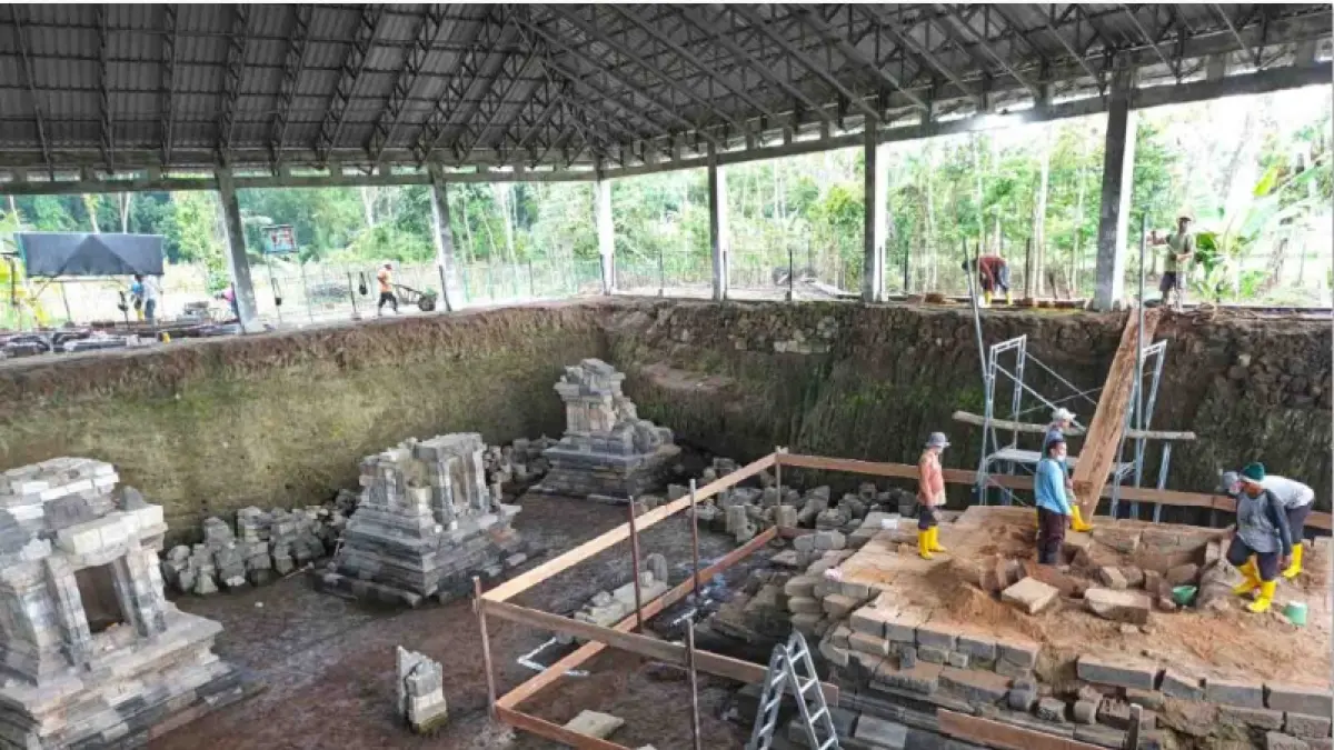 BERLANGSUNG SAMPAI OKTOBER: Proses pemugaran Candi Losari di Desa Losari, Kabupaten Magelang. (JAWA POS)