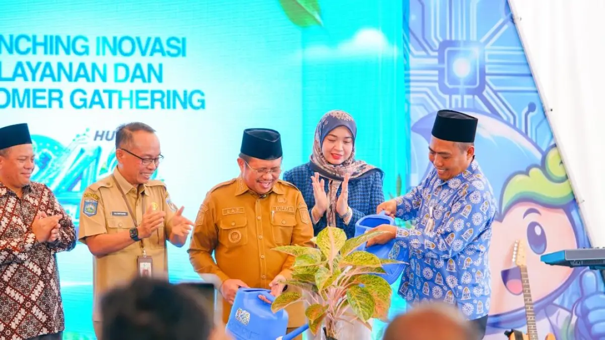 Bupati Lombok Barat Lalu Ahmad Zaini (tiga dari kiri) bersama Dirut PAM Giri Menang Sudirman (kanan), saat menyiran tanaman sebagai simbolis mpeluncuran aplikasi mobile dan program Green Office dalam rangka HUT ke-46 PAM Giri Menang, Senin (15/6).