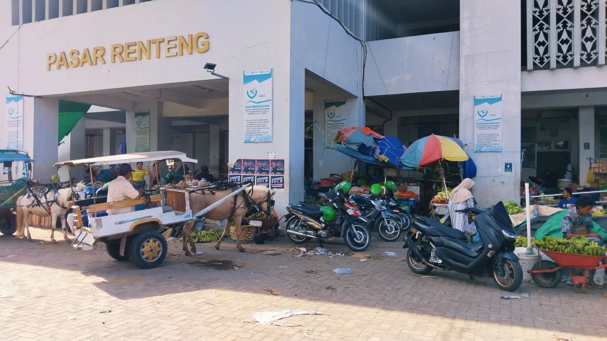 CEGAH KEBOCORAN: Sejumlah kendaraan roda dua saat terparkir di halaman Pasar Renteng, Praya, Loteng, pekan lalu. (Dewi/Lombok Post) 