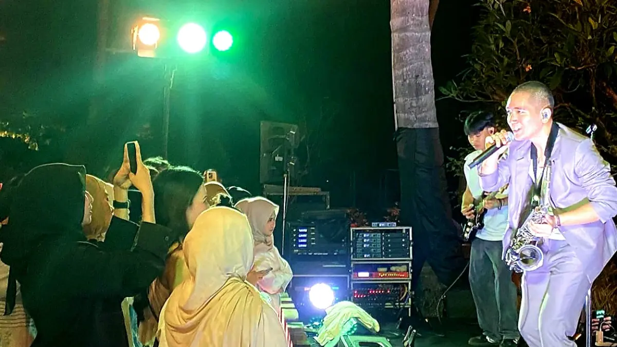 
EKSKLUSIF: Raffi Sudirman saat tampil di depan penggemarnya daam konser di Sheraton Senggigi Beach Resort, Minggu (14/6). 

