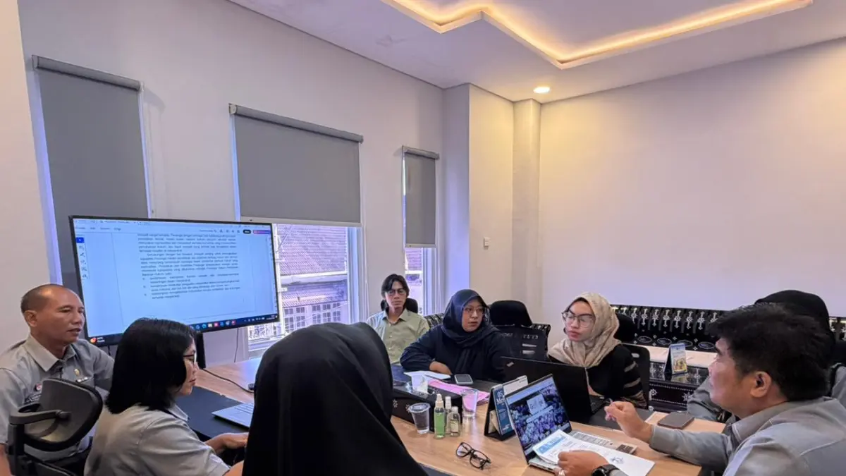 Kepala Divisi Peraturan Perundang-Undangan dan Pembinaan Hukum Kanwil Kemenkum NTB, Edward James Sinaga, menerima audiensi pengurus LPA NTB bersama akademisi Fakultas Hukum Universitas Al Azhar di Mataram, Senin (15/6).