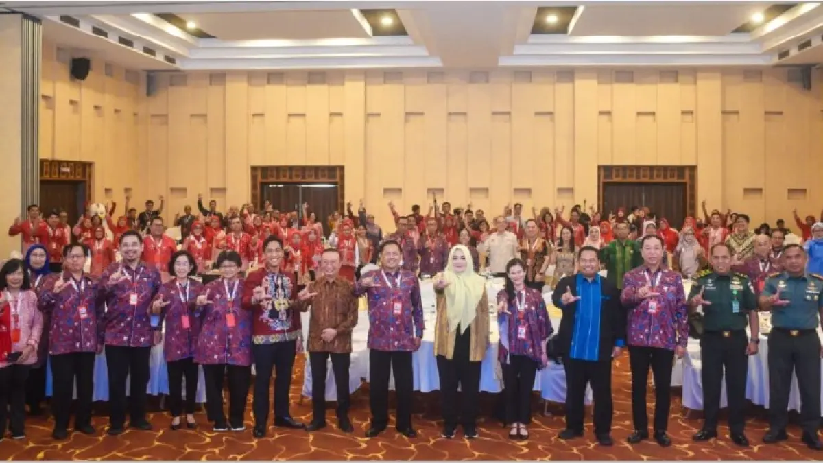 KESEHATAN: Wagub NTB Indah Dhamayanti Putri (enam dari kanan depan) saat membuka Pertemuan Ilmiah Fasilitas Kesehatan Indonesia (PIFKI) 2026 di Hotel Merumatta Senggigi, Sabtu (13/6). (DISKOMINFOTIK NTB/LOMBOK POST)