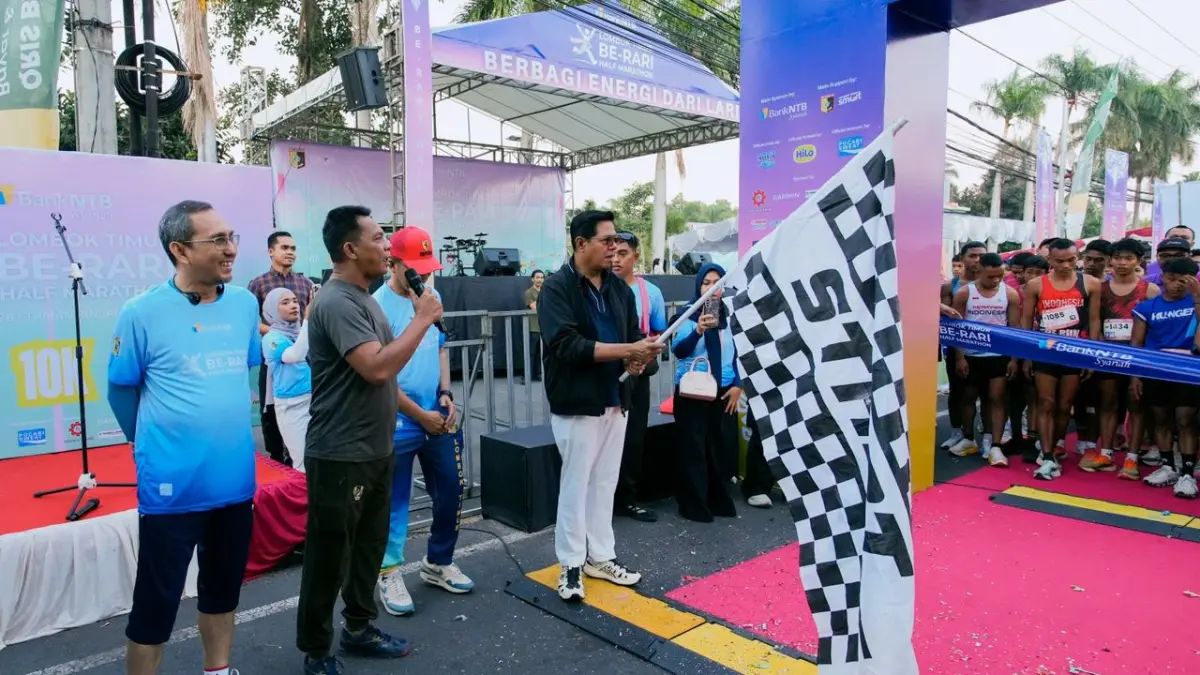 LEPAS: Bupati Lombok Timur Haerul Warisin saat melepas peserta BeRari Half Marathon kategori 5 KM di Taman Rinjani Selong