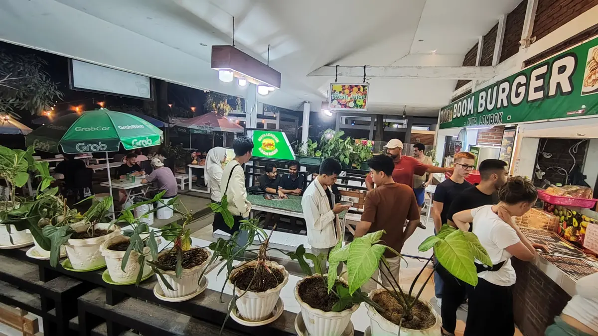 MALAM KUTA: Sejumlah pengunjung mengantre untuk memesan makanan dan minuman di stan kuliner Bazaar Mandalika, Kuta, Pujut, Loteng, Sabtu (13/6). (Dewi/Lombok Post) 
