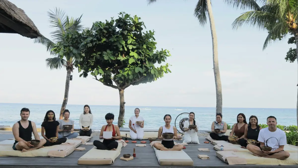 JAGA KESEIMBANGAN: Sejumlah tamu Qunculi Villas Lombok mengikuti program wellness berbasis budaya lokal Lombok. Perpaduan tradisi masyarakat Sasak, fasilitas kebugaran modern, dan komitmen keberlanjutan, Qunci Villas mengangkat identitas Lombok sebagai destinasi wellness berkelas dunia.