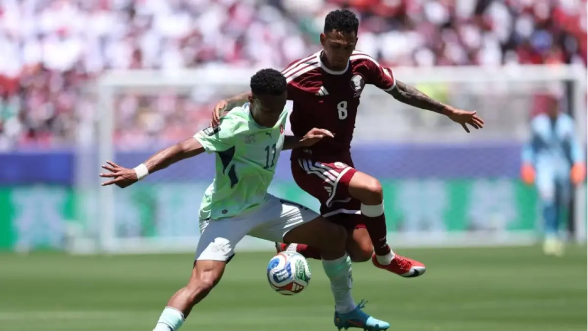 Qatar meraih poin pertama mereka dalam sejarah partisipasi di Piala Dunia FIFA 2026 berkat sundulan Boualem Khoukhi pada menit keempat masa tambahan waktu yang memastikan hasil imbang 1-1 melawan sesama penghuni Grup B, Swiss, di bawah terik matahari kawasan San Francisco Bay Area, Minggu (14/6). (fifa.com)