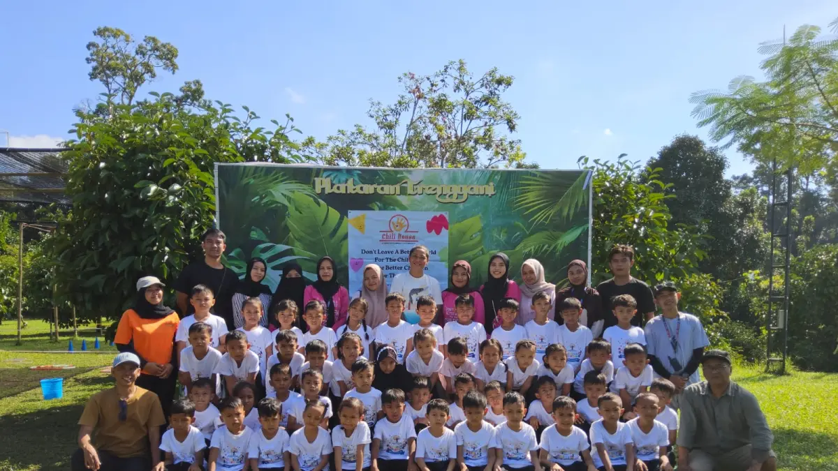 OUTING EDUKATIF: Puluhan siswa merayakan kelulusan dengan kegiatan outing edukatif, belum lama ini. (IST/LOMBOK POST)