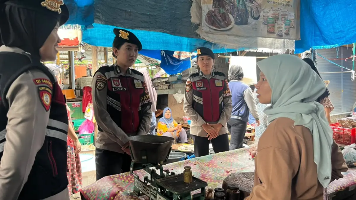 Patroli Kota Presisi menyasar Pasar Tradisional Mandalika, Bertais, Kecamatan Sandubaya, Kota Mataram, Senin (15/6). 