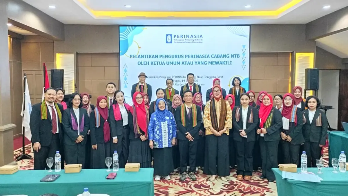 Ketua TP PKK Provinsi NTB Sinta Agathia bersama pengurus PERINASIA NTB, narasumber, serta peserta Workshop Manajemen Laktasi usai pelantikan pengurus PERINASIA NTB di Hotel Lombok Garden, Mataram, Minggu (14/6).