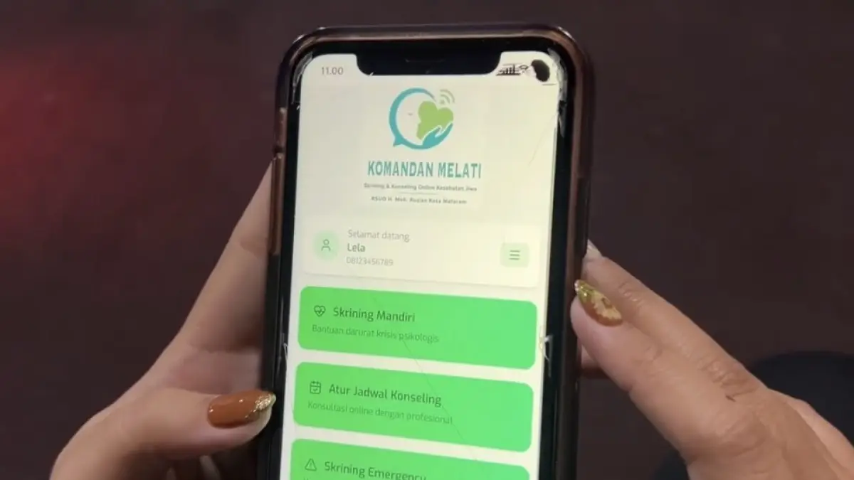 Petugas kesehatan jiwa RSUD H. Moh. Ruslan Kota Mataram menunjukkan layanan Komandan Melati yang memungkinkan masyarakat melakukan skrining dan konsultasi kesehatan jiwa secara digital.