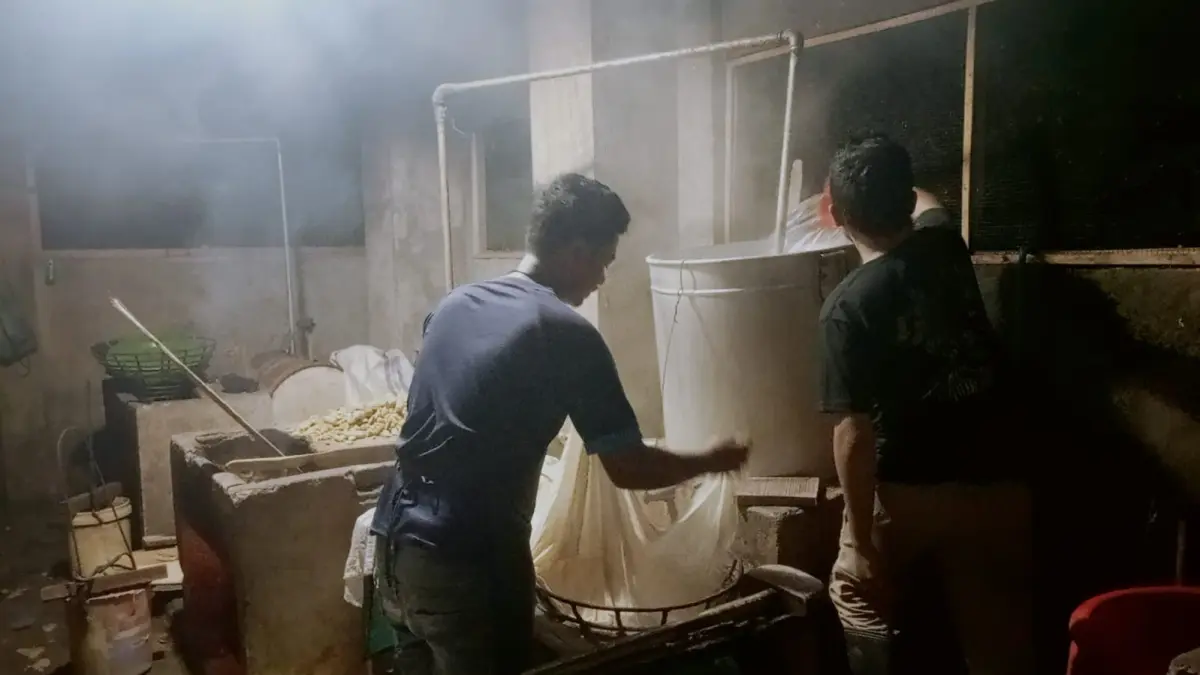 PRODUKSI: Haerudin bersama pekerjanya sedang memproduksi tahu Dangger di rumah produksinya di Dusun Jontlak, Desa Dangger, Kecamatan Masbagik