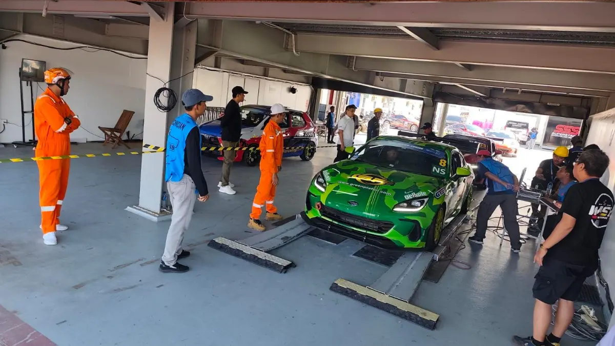 Satu per satu mobil balap dicek tim mekanik sebelum balapan di lintasan dalam ajang Mandalika Festival of Speed 2026 putaran kedua di Sirkuit Internasional Mandalika, Minggu (14/6). (Dewi/Lombok Post)