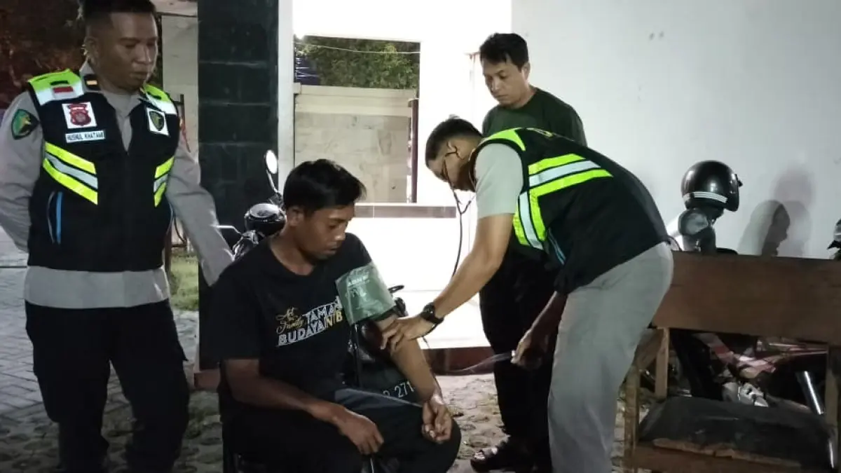 Seorang warga mendapatkan layanan pemeriksaan kesehatan gratis dari Tim Biddokkes Polda NTB, Sabtu malam (13/6).