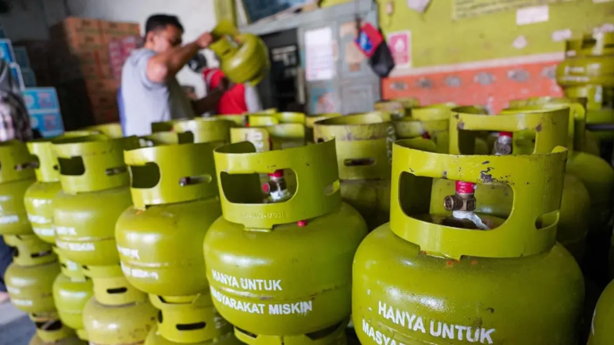 STOK AMAN: Pertamina Patra Niaga mendistribusikan pasokan elpiji 3 kg sebanyak 3.160 tabung tambahan untuk Kabupaten Dompu, Jumat (12/6). (Pertamina)