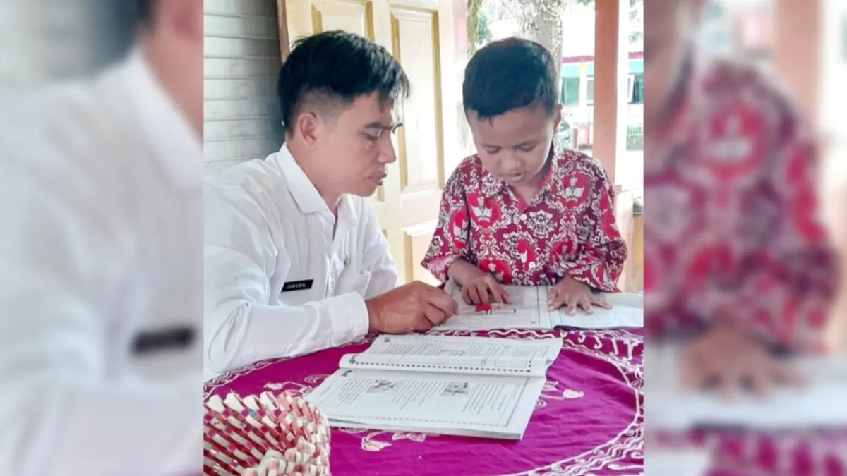 SUARAKAN KERESAHAN: Jumawal, ketua Forum Guru SD NTB tengah mengajari siswa didiknya beberapa waktu lalu. 