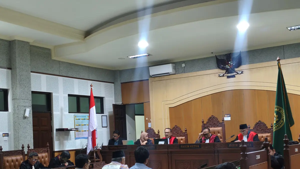 SUDAH DIVONIS: Para terdakwa korupsi proyek Puskesmas Batu Jangkih, Lombok Tengah (Loteng) mendengarkan putusan majelis hakim di Pengadilan Tipikor Mataram, Kamis (11/4) lalu. (HARLI/LOMBOK POST)