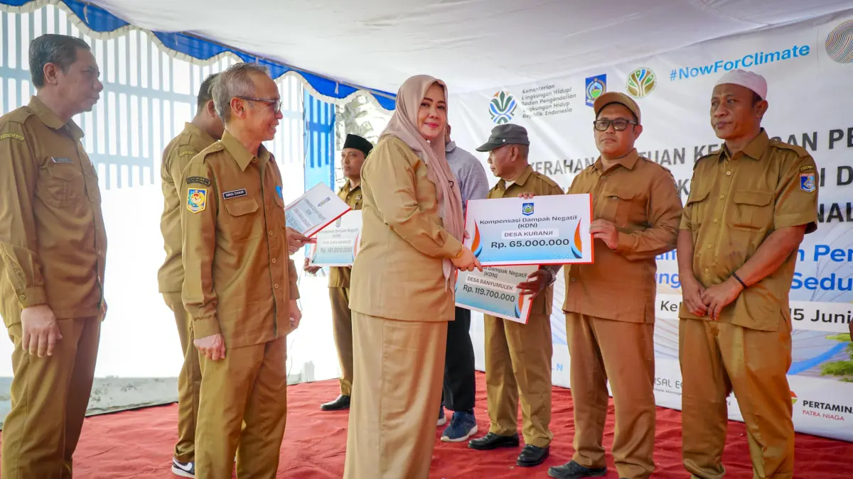 Wagub NTB Hj Indah Dhamayanti Putri menyerahkan bantuan ke beberapa desa yang ada di sekitar TPA Regional Kebon Kongok, Kabupaten Lombok Barat, Senin (15/6/2026).