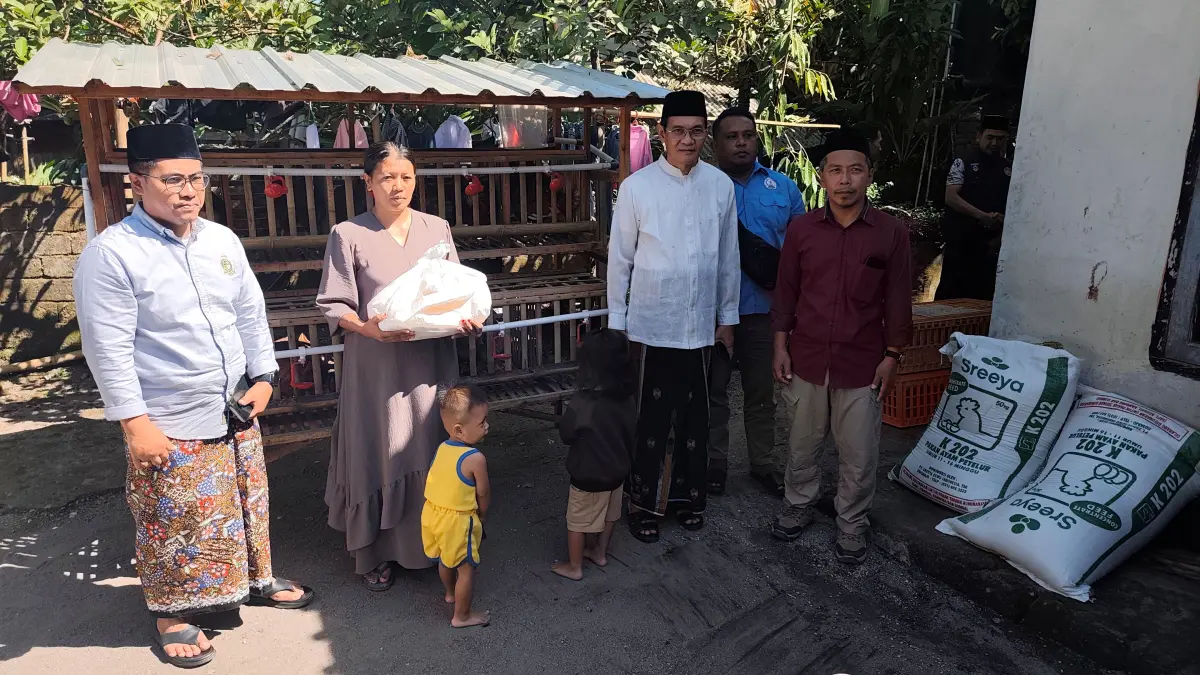 Wakil Bupati Loteng M Nursiah (tiga kanan) didampingi Dirut Perumda Tiara Loteng Bambang Soepratomo (kiri) menyerahkan bantuan pada keluarga santri korban luka bakar di Batukliang Utara, Loteng, Sabtu (13/6).&nbsp;(Dewi/Lombok Post) 